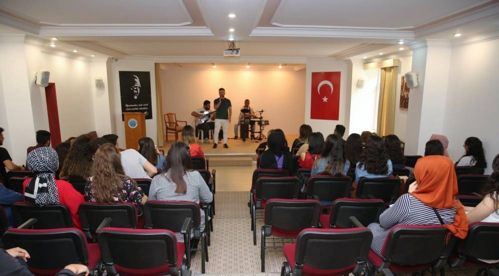 Çukurova Üniversiteli Öğrencilerin Ders Kapsamında Okullara Yardımı Sürüyor