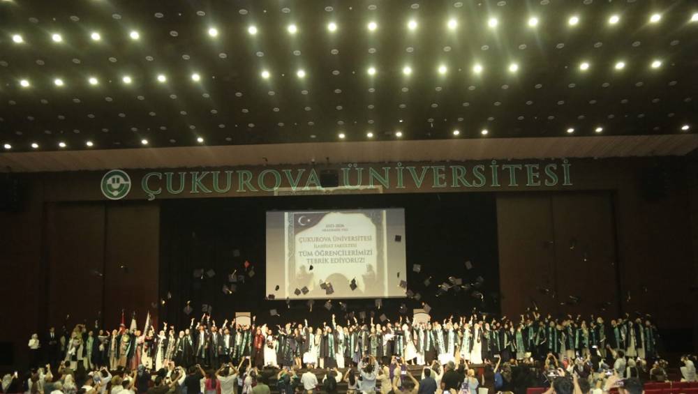 Çukurova Üniversitesi’nde İlahiyat Mezuniyetinde Filistin’le Dayanışma Mesajı