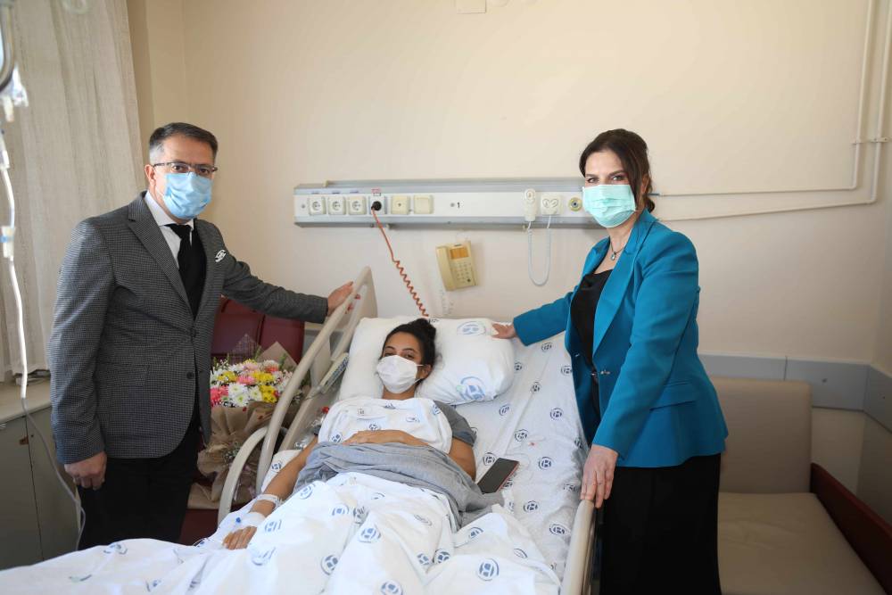 Rektör Prof. Dr. Meryem Tuncel Trafik Kazası Geçiren Öğrenciyi Hastanede Ziyaret Etti