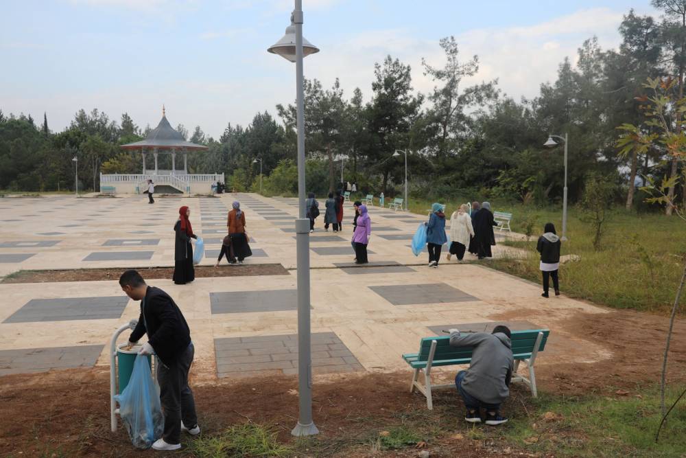 Çukurova Üniversitesi İlahiyat Fakültesi Öğrencileri Ders Öncesi Çevre Temizliği Yaptı