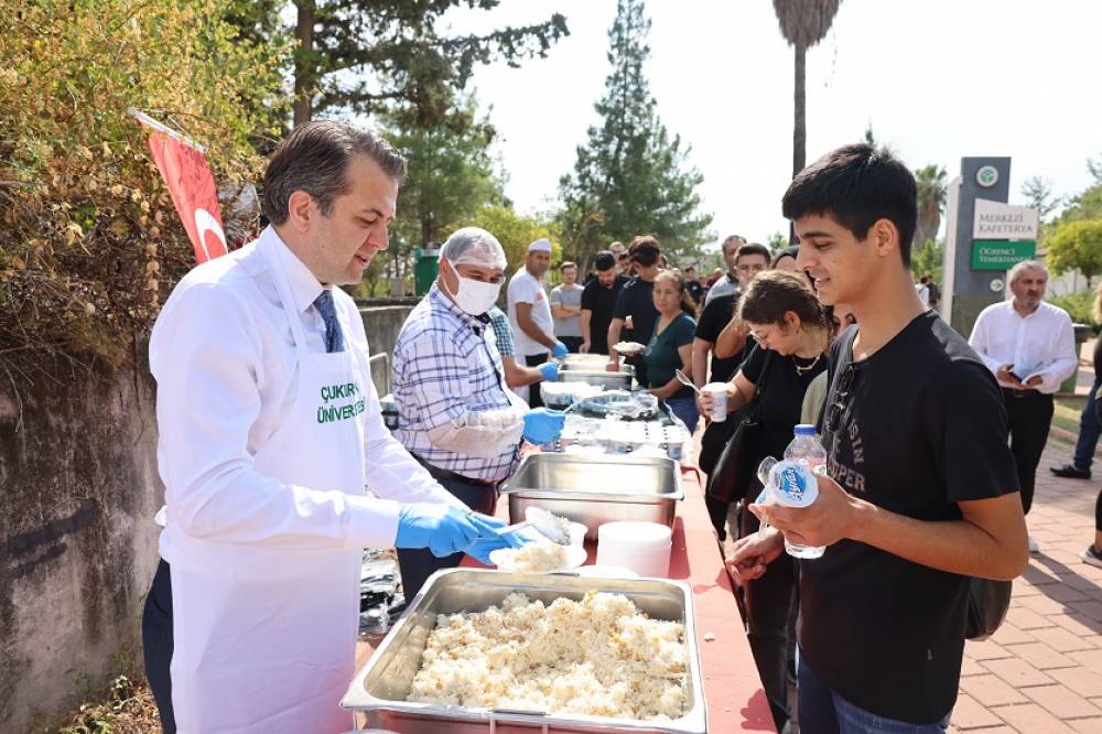 Çukurova Üniversitesinde Sıcak Karşılama: Öğlen Yemeğini Rektör Servis Etti